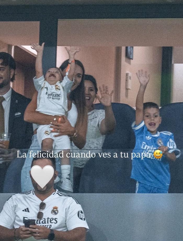 开云-球迷看台高喊爸爸我们看到你啦