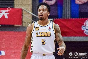 依旧很无敌！巴里-布朗18中8拿下25分3板9助4断1帽